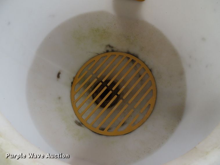 image for item DH0581 2005 Peterbilt 378  flatbed truck with Vermeer fluid mixing system