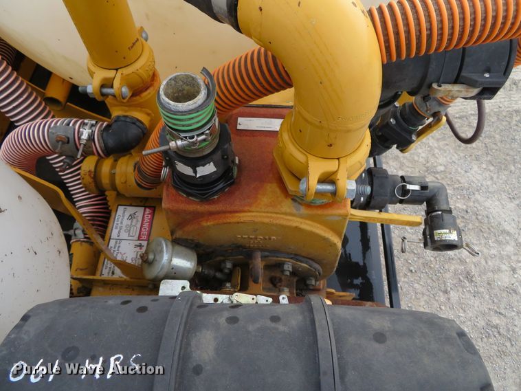 image for item DH0581 2005 Peterbilt 378  flatbed truck with Vermeer fluid mixing system