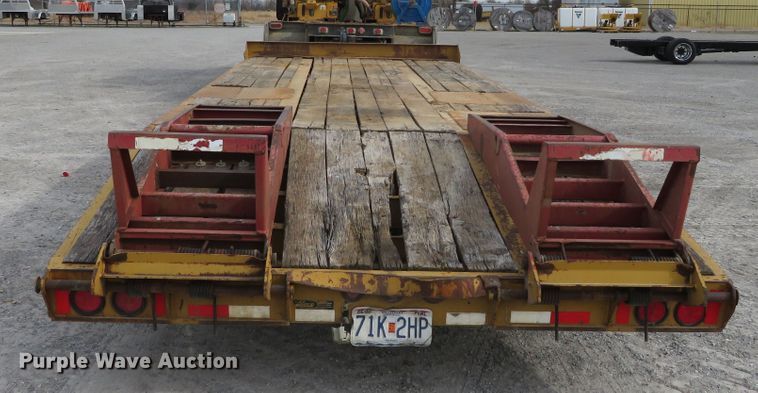 image for item DH0582 2006 Eager Beaver 20XPT equipment trailer