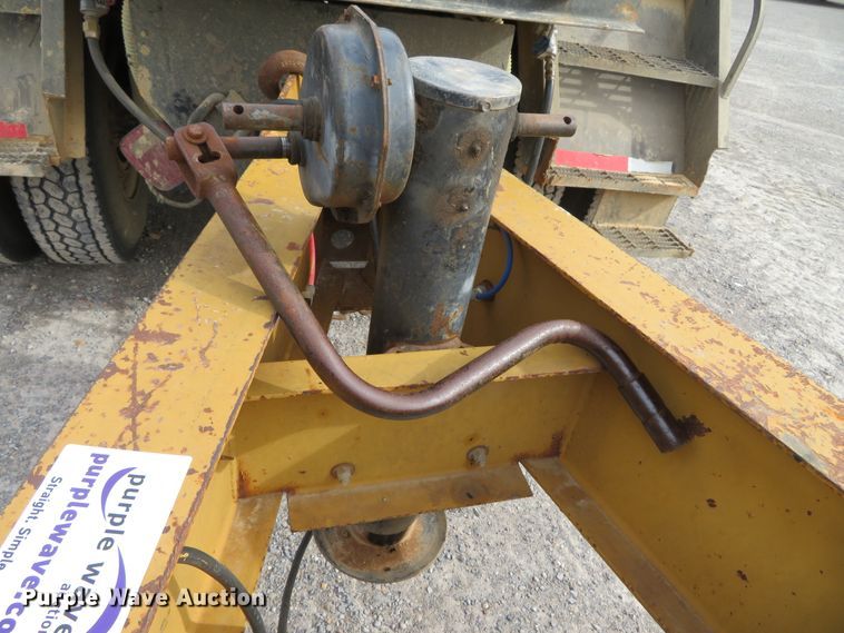 image for item DH0582 2006 Eager Beaver 20XPT equipment trailer