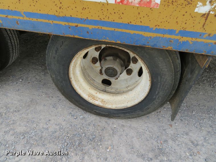 image for item DH0582 2006 Eager Beaver 20XPT equipment trailer