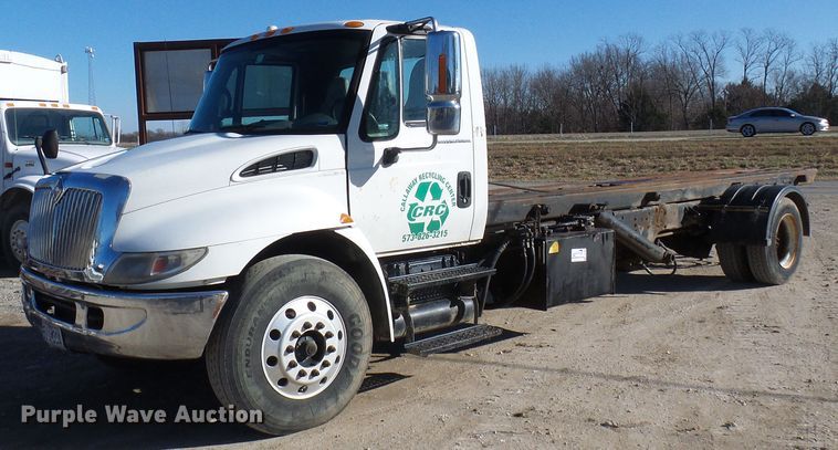 image for item DC2868 2004 International 4300  roll-off container truck