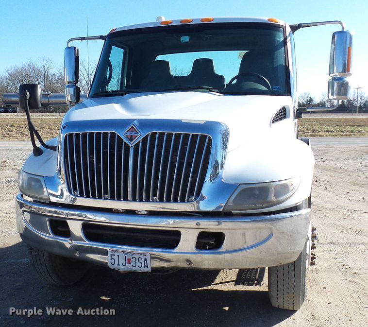 image for item DC2868 2004 International 4300  roll-off container truck