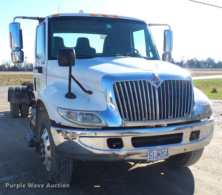 image for item DC2868 2004 International 4300  roll-off container truck