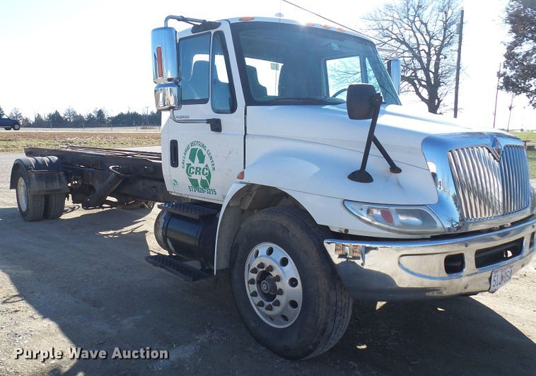 image for item DC2868 2004 International 4300  roll-off container truck