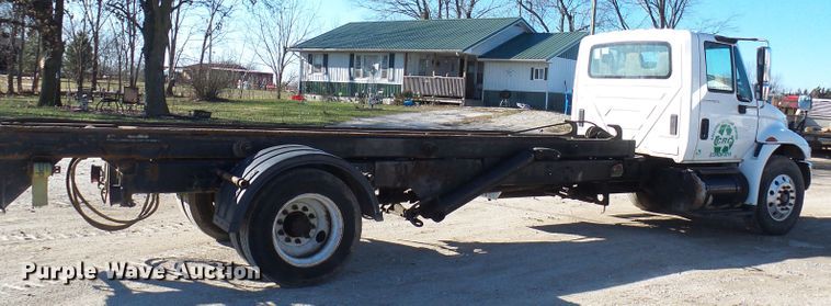 image for item DC2868 2004 International 4300  roll-off container truck