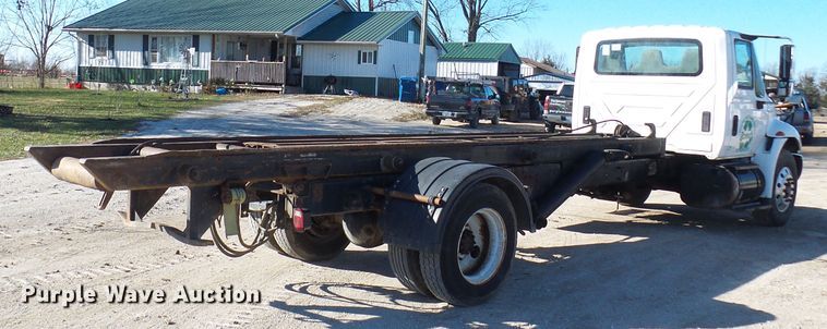 image for item DC2868 2004 International 4300  roll-off container truck