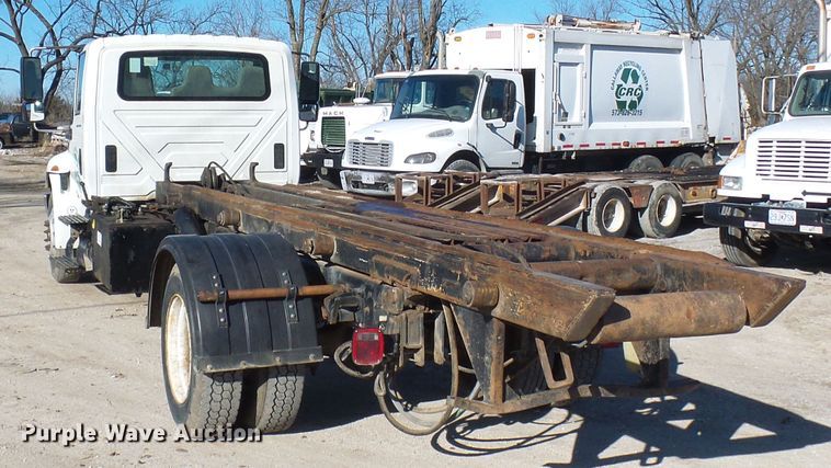 image for item DC2868 2004 International 4300  roll-off container truck