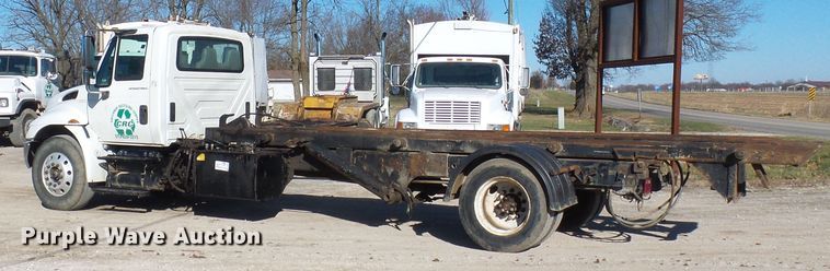 image for item DC2868 2004 International 4300  roll-off container truck