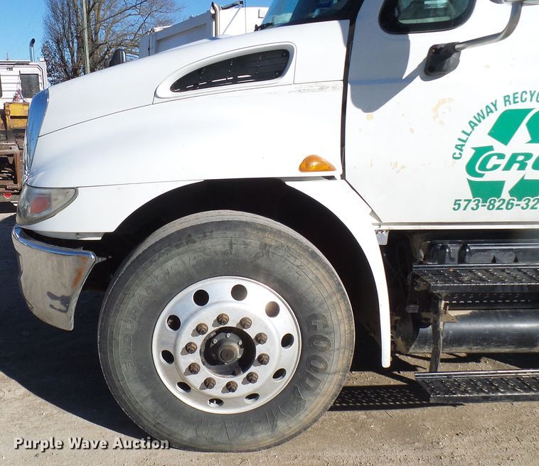 image for item DC2868 2004 International 4300  roll-off container truck