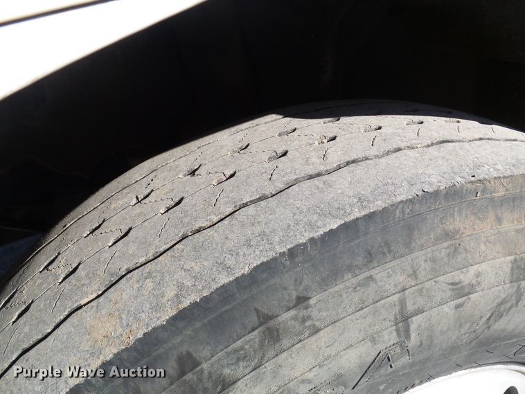 image for item DC2868 2004 International 4300  roll-off container truck