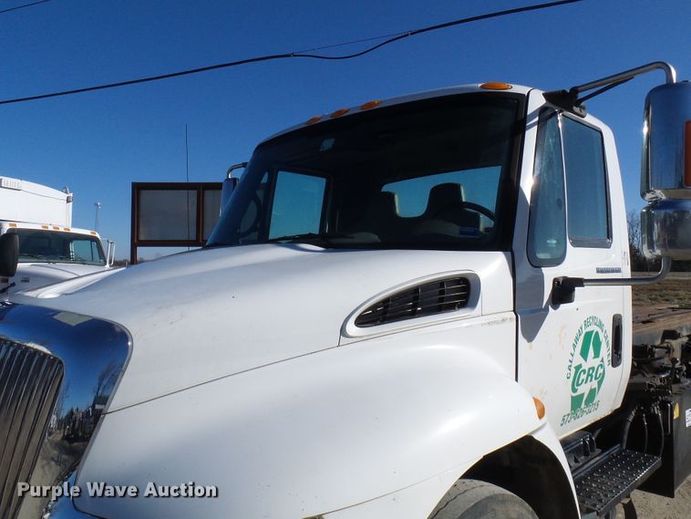 image for item DC2868 2004 International 4300  roll-off container truck