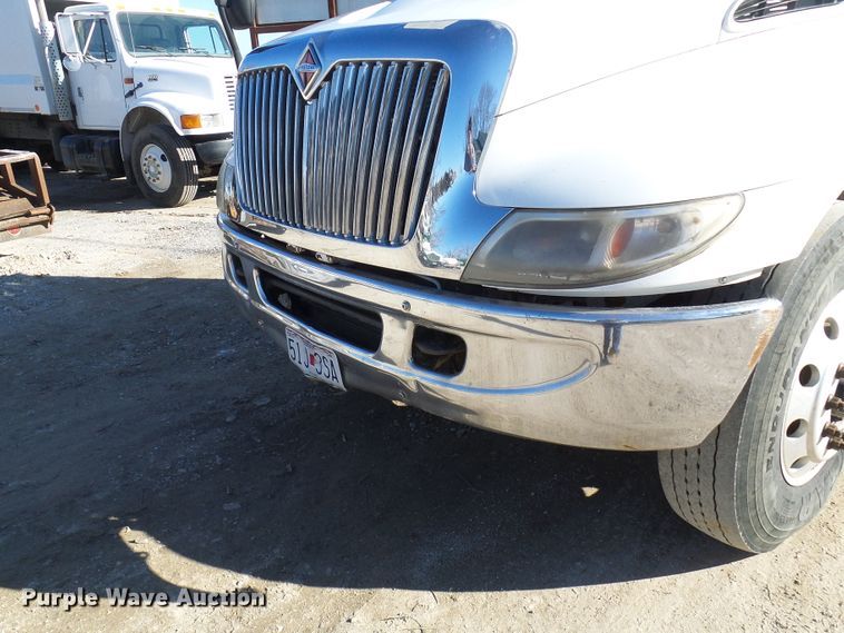 image for item DC2868 2004 International 4300  roll-off container truck