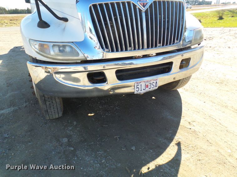 image for item DC2868 2004 International 4300  roll-off container truck