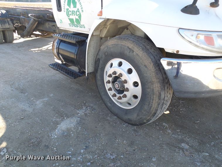 image for item DC2868 2004 International 4300  roll-off container truck