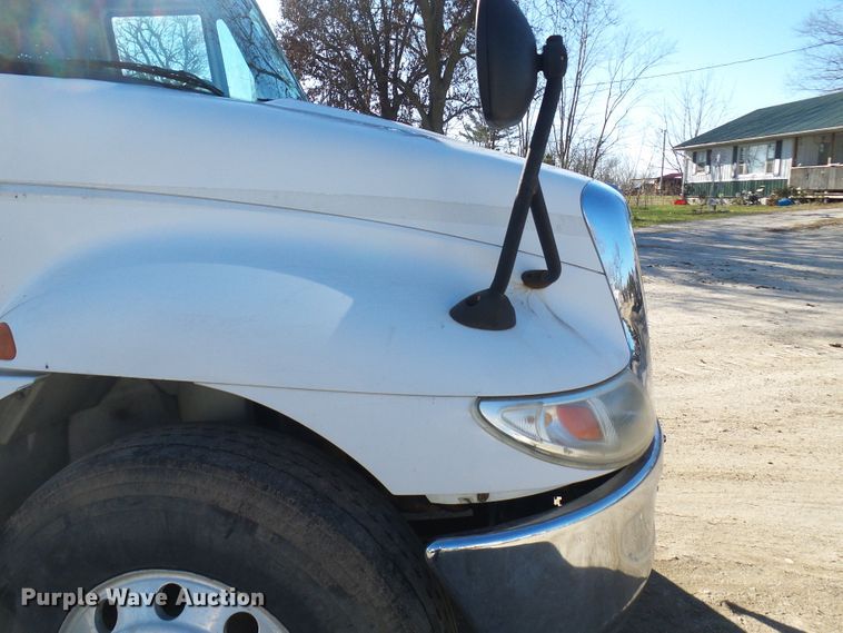 image for item DC2868 2004 International 4300  roll-off container truck