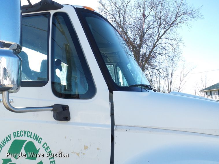 image for item DC2868 2004 International 4300  roll-off container truck