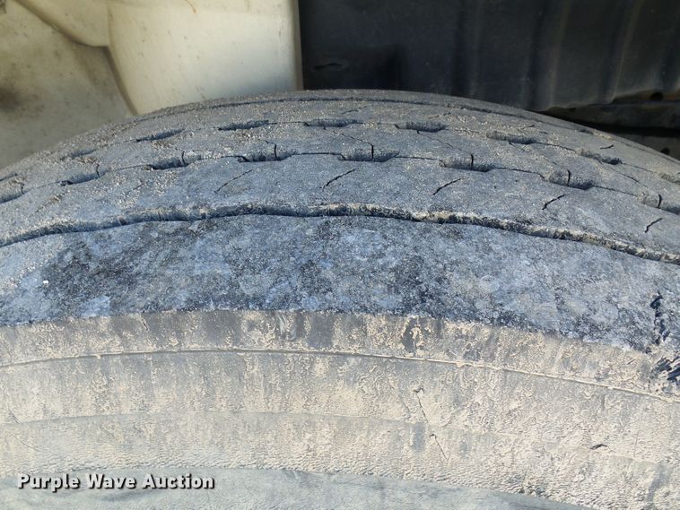 image for item DC2868 2004 International 4300  roll-off container truck