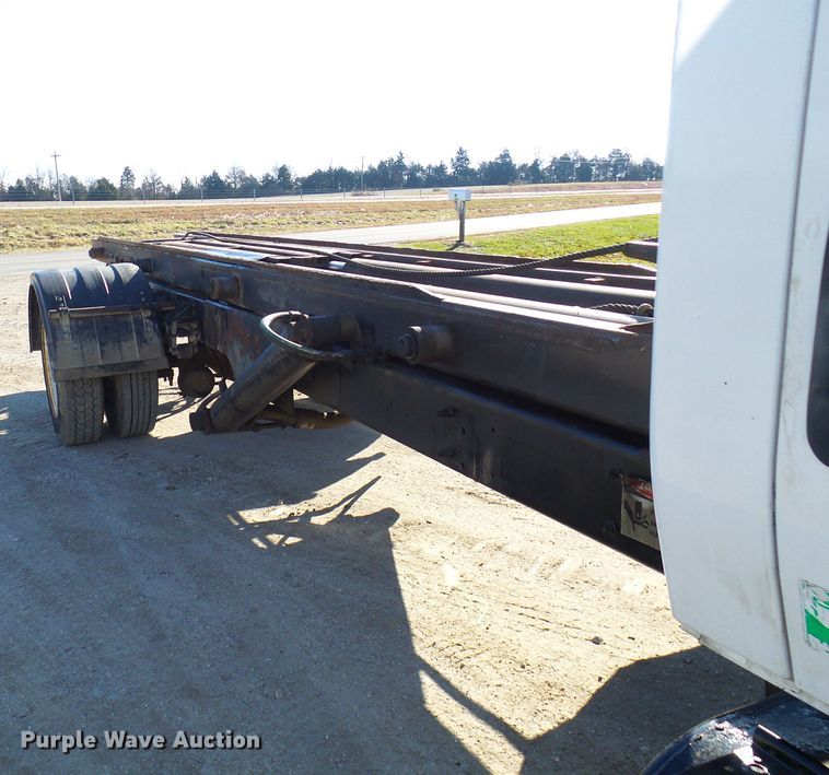 image for item DC2868 2004 International 4300  roll-off container truck