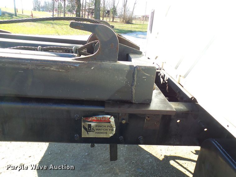 image for item DC2868 2004 International 4300  roll-off container truck