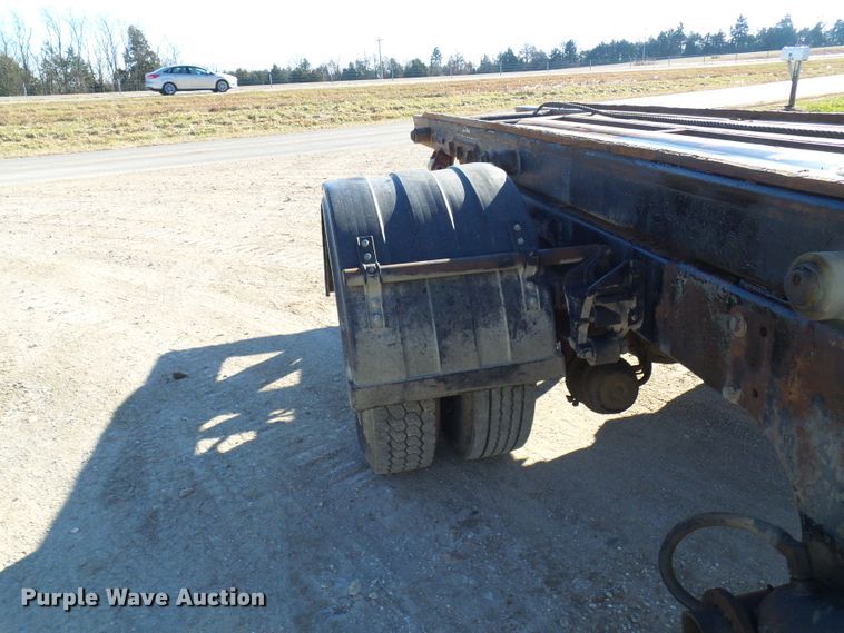 image for item DC2868 2004 International 4300  roll-off container truck