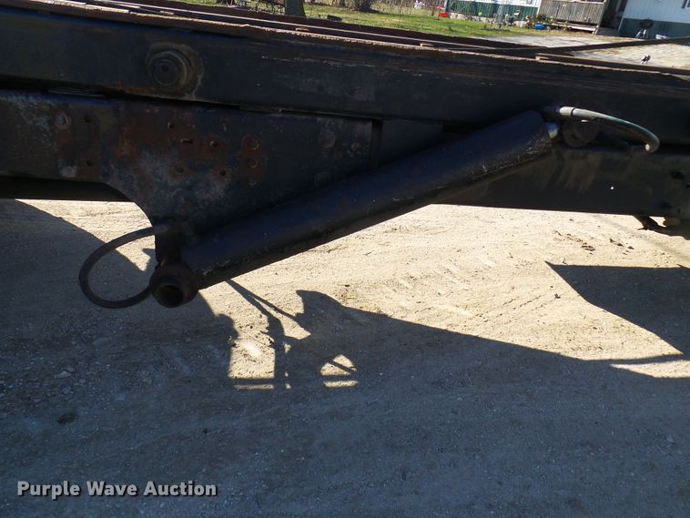 image for item DC2868 2004 International 4300  roll-off container truck