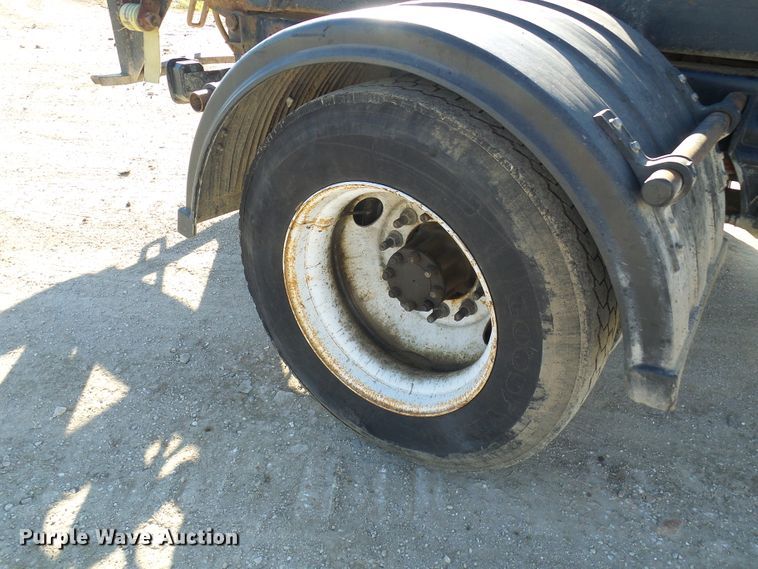 image for item DC2868 2004 International 4300  roll-off container truck