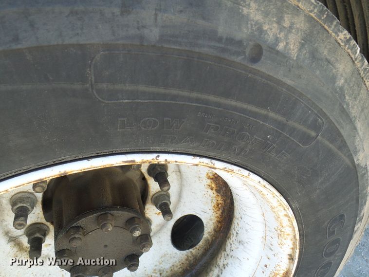 image for item DC2868 2004 International 4300  roll-off container truck