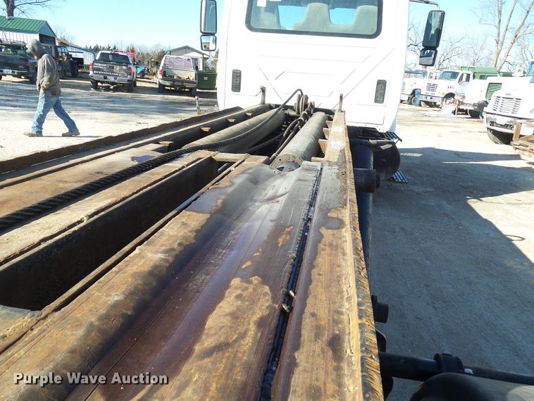 image for item DC2868 2004 International 4300  roll-off container truck