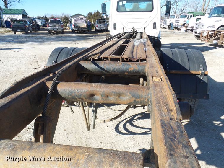 image for item DC2868 2004 International 4300  roll-off container truck