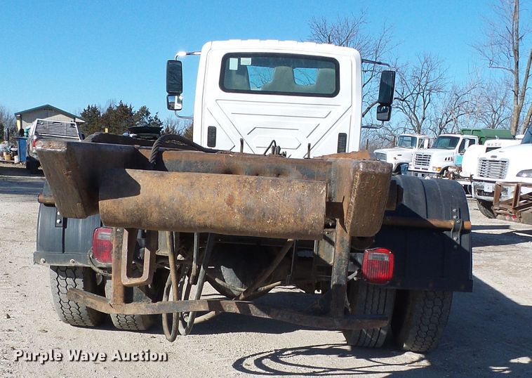 image for item DC2868 2004 International 4300  roll-off container truck