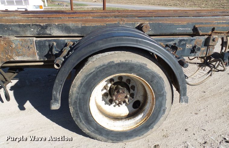 image for item DC2868 2004 International 4300  roll-off container truck