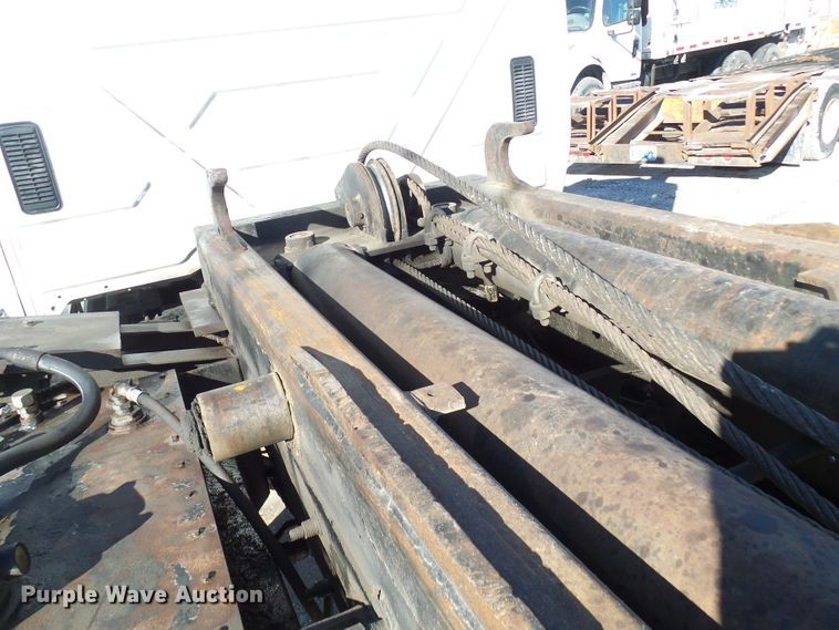 image for item DC2868 2004 International 4300  roll-off container truck