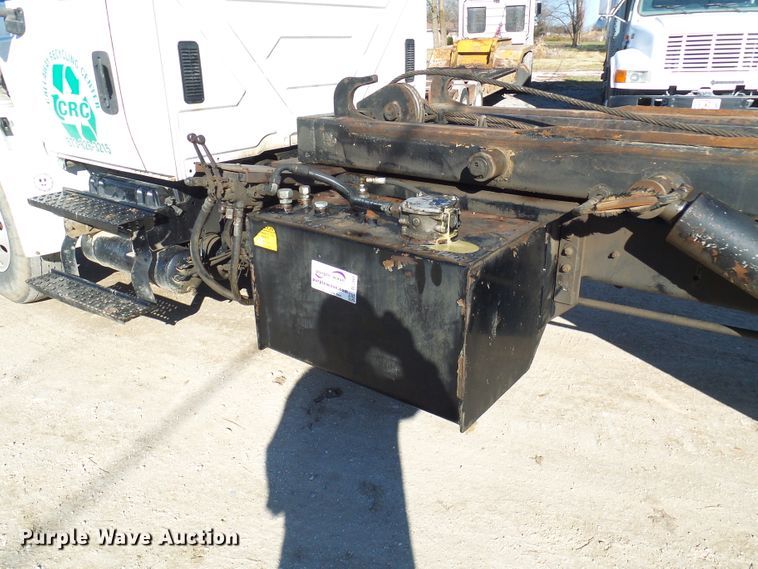 image for item DC2868 2004 International 4300  roll-off container truck