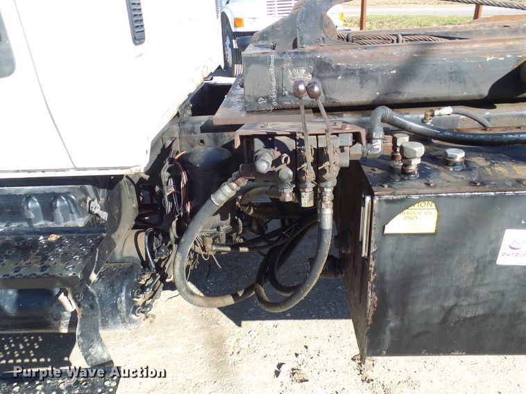 image for item DC2868 2004 International 4300  roll-off container truck