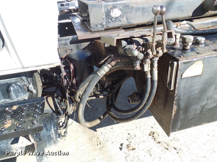 image for item DC2868 2004 International 4300  roll-off container truck