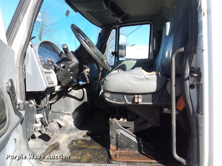 image for item DC2868 2004 International 4300  roll-off container truck