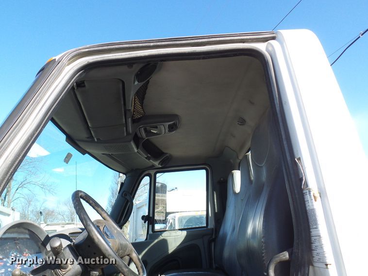 image for item DC2868 2004 International 4300  roll-off container truck