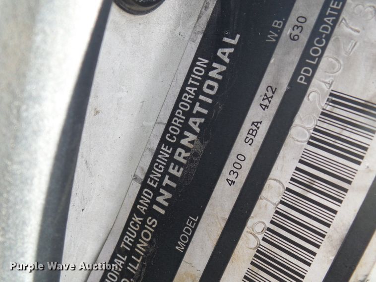 image for item DC2868 2004 International 4300  roll-off container truck