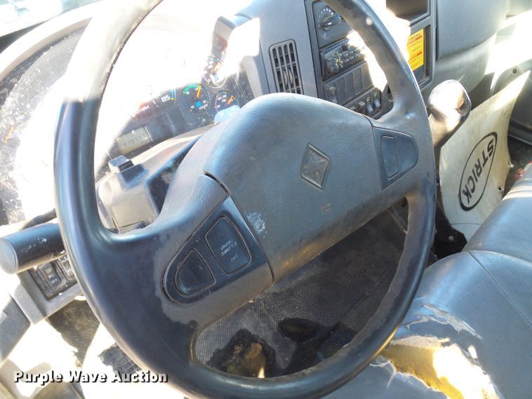 image for item DC2868 2004 International 4300  roll-off container truck