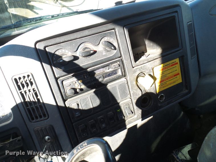 image for item DC2868 2004 International 4300  roll-off container truck