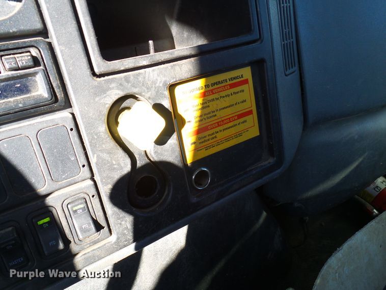 image for item DC2868 2004 International 4300  roll-off container truck