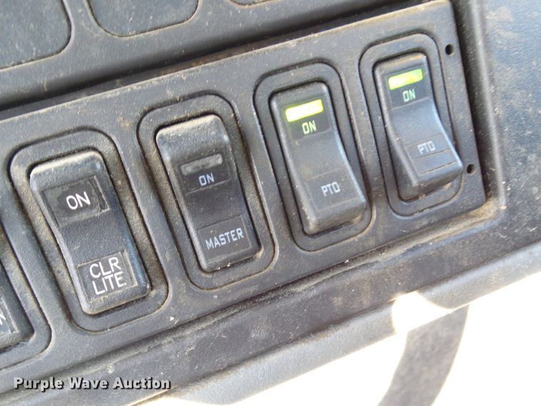 image for item DC2868 2004 International 4300  roll-off container truck