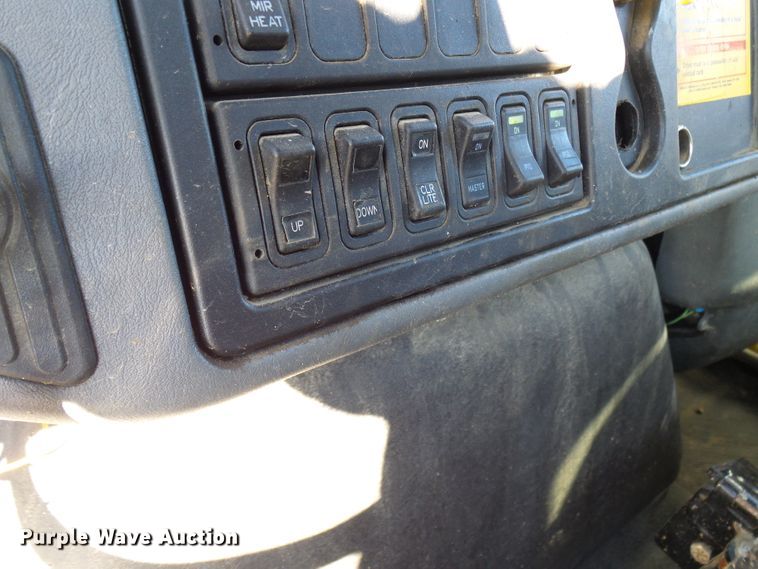 image for item DC2868 2004 International 4300  roll-off container truck