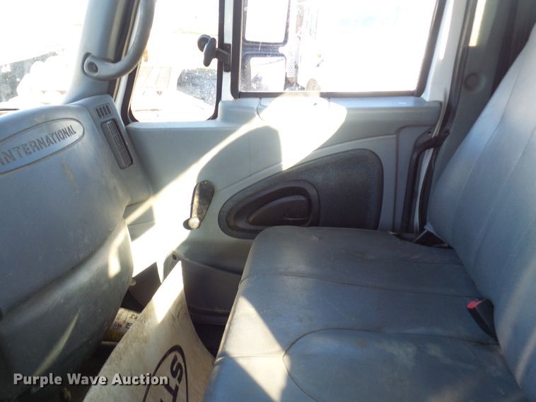 image for item DC2868 2004 International 4300  roll-off container truck