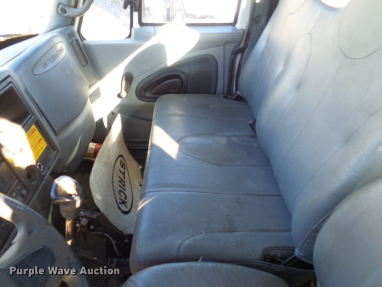 image for item DC2868 2004 International 4300  roll-off container truck