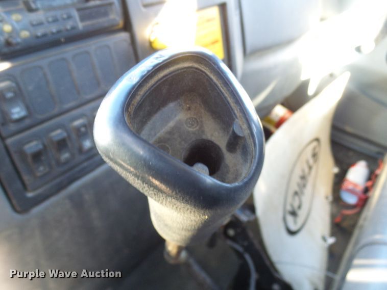 image for item DC2868 2004 International 4300  roll-off container truck