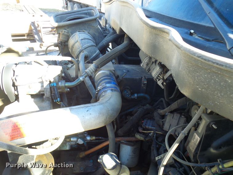 image for item DC2868 2004 International 4300  roll-off container truck