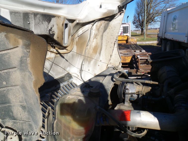 image for item DC2868 2004 International 4300  roll-off container truck