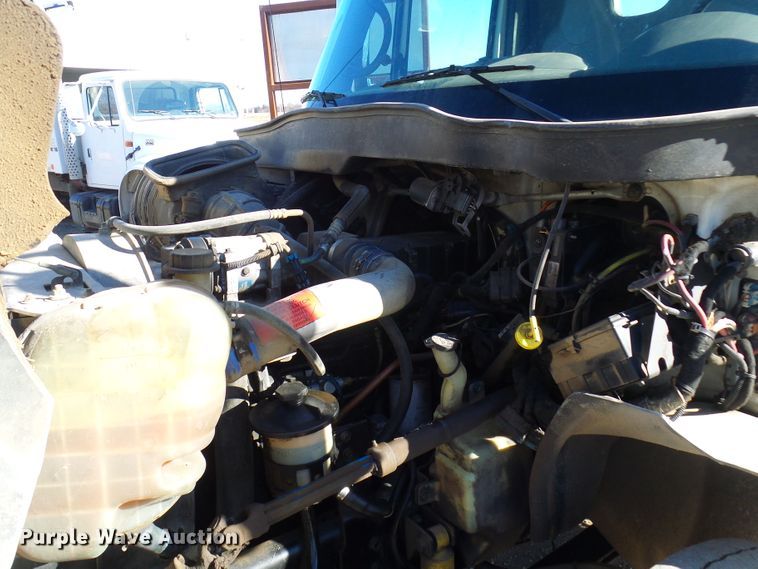 image for item DC2868 2004 International 4300  roll-off container truck